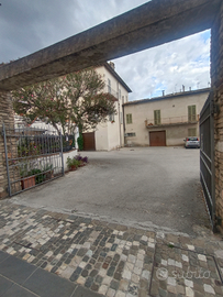 Posto auto in spiazzo privato