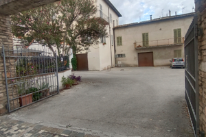 Posto auto in spiazzo privato