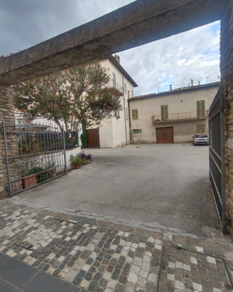 Posto auto in spiazzo privato