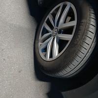 Cerchi più gomme. 