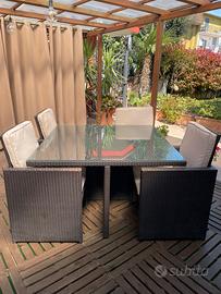 Tavolo in rattan con quattro poltroncine