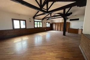 Ampio locale indipendente travato a vista con scop