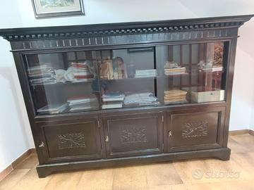 credenza antica con vetrina e intaglio