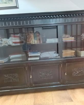 credenza antica con vetrina e intaglio