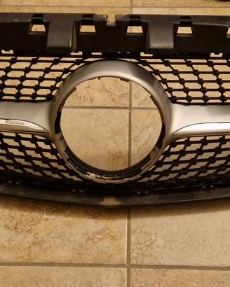 calandra  Mercedes CLA (C117) – Pari al nuovo