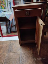 Comodino in legno di faggio