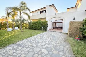 Villetta bifamiliare a Campofelice di Roccella