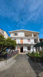 Immobile indipendente su 3 piani più cortile