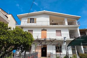 Immobile indipendente su 3 piani più cortile