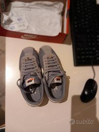 scarpe Nike grigie numero 37,5
