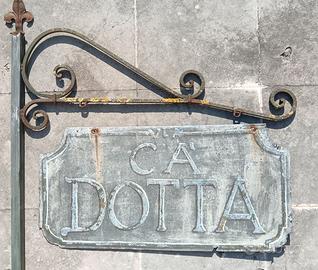 Antica insegna stradale, ferro dipinto