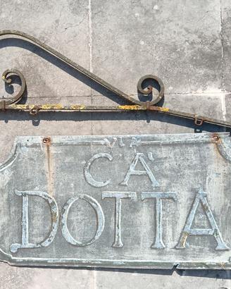 Antica insegna stradale, ferro dipinto