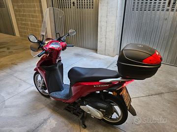 Honda Vision 110 del 2018 - bauletto+parabrezza