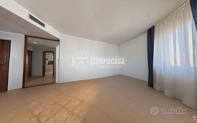 RIF. 031 - RECENTE TRILOCALE CON BOX IN CENTRO