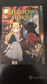 Volume 1 di Shadow House + Cartolina speciale