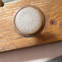 Vecchia maniglia a pomello in ferro e plastica vit