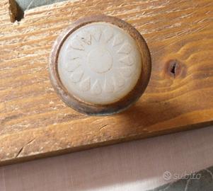 Vecchia maniglia a pomello in ferro e plastica vit