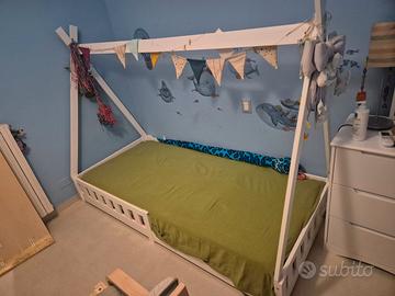 Letto a capanna per bambini con materasso