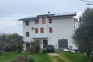 Casa singola su piu livelli con Terreno