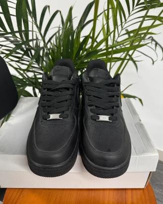 Nike Air Force 1 nere, taglia 37.5