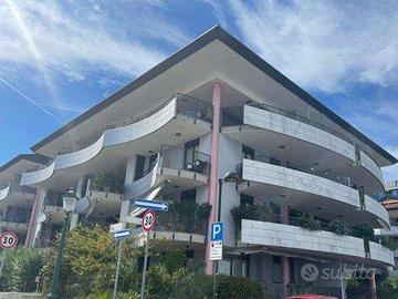 TRILOCALE CON GARAGE VISTA LAGUNA