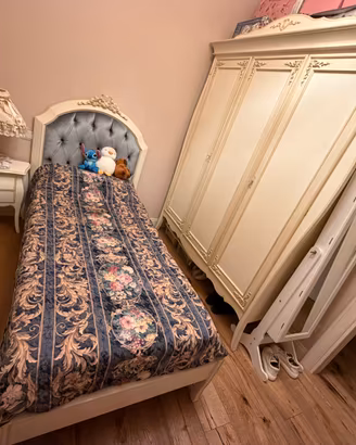 Camera completa di comodino, letto ed armadio