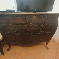 Comò in stile classico intagliato a mano