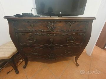 Comò in stile classico intagliato a mano