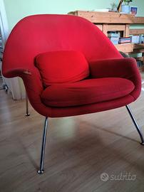 Poltrona  design rossa ispirata a Womb chair