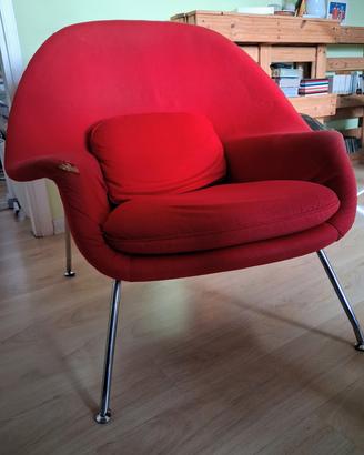 Poltrona  design rossa ispirata a Womb chair
