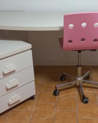 Scrivania + cassettiera +sedia 