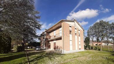 Rustico / Casale di 250 m² con 4 locali e box auto