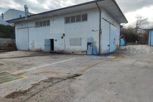 Capannone industriale 290 mq con spazio antistante