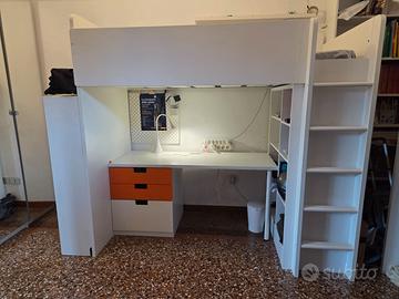 Letto a soppalco con scaffale e scrivania di Ikea