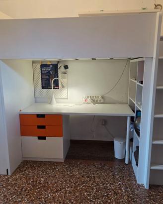 Letto a soppalco con scaffale e scrivania di Ikea