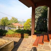 Villa singola con giardino e box