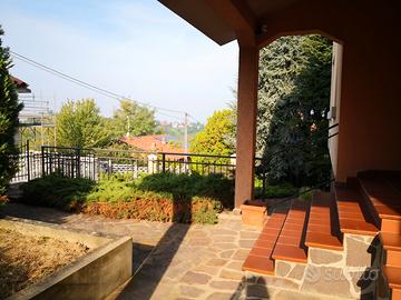 Villa singola con giardino e box