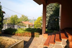 Villa singola con giardino e box