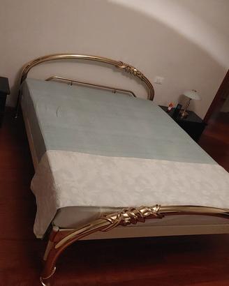 letto in ottone dorato: nodo d'amore.