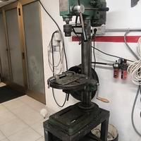 Trapano a mezza colonna con base