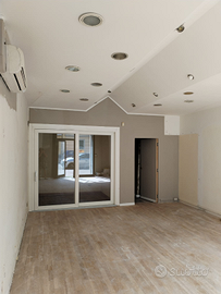 Bilocale commerciale 60mq con due vetrine, Sieci