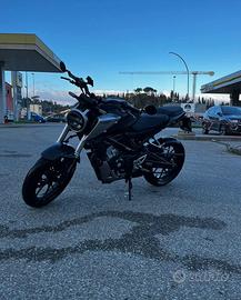 Moto Honda CB 125 R nera