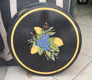 Tavoli in pietra lavica decorati a mano 