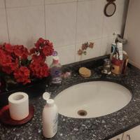 Divano angolare cucina armadio e mobiletto bagno