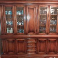 Vetrina in legno massello stile classico