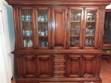 Vetrina in legno massello stile classico