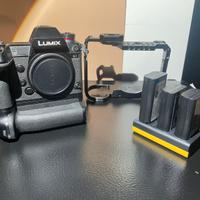Panasonic Lumix s1 + Cage + Battery Grip