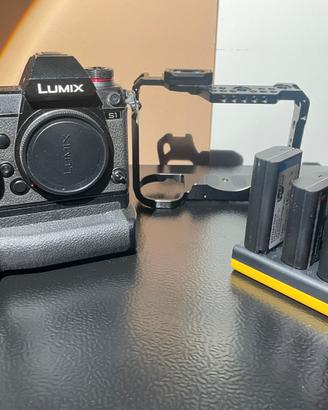 Panasonic Lumix s1 + Cage + Battery Grip