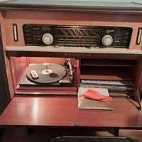 Radio con giradischi d'epoca Graetz. 