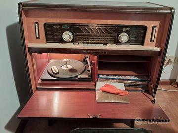 Radio con giradischi d'epoca Graetz. 